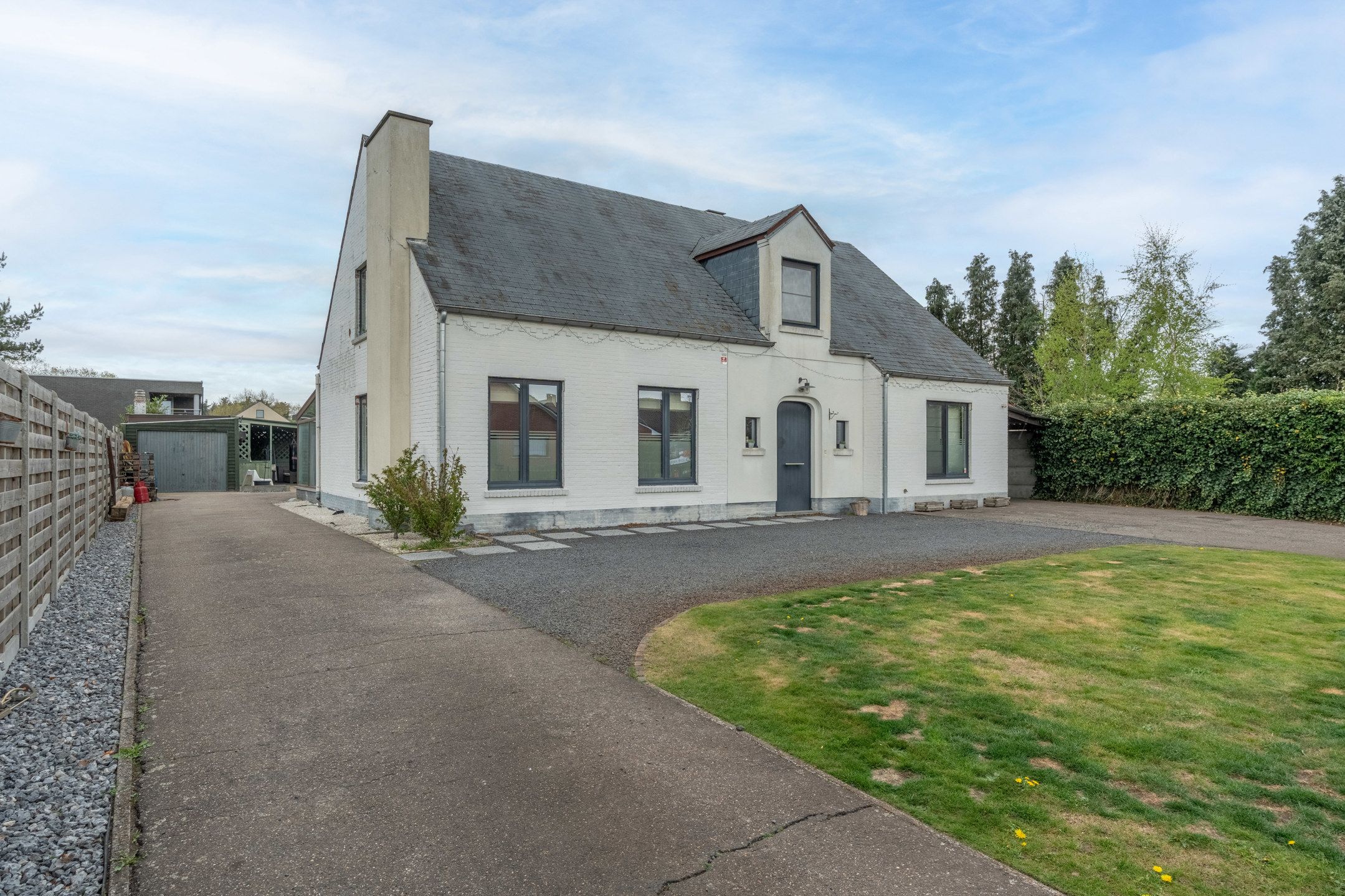 Ruime woning op gunstig gelegen perceel van 922 m² foto {{pictureIndex}}