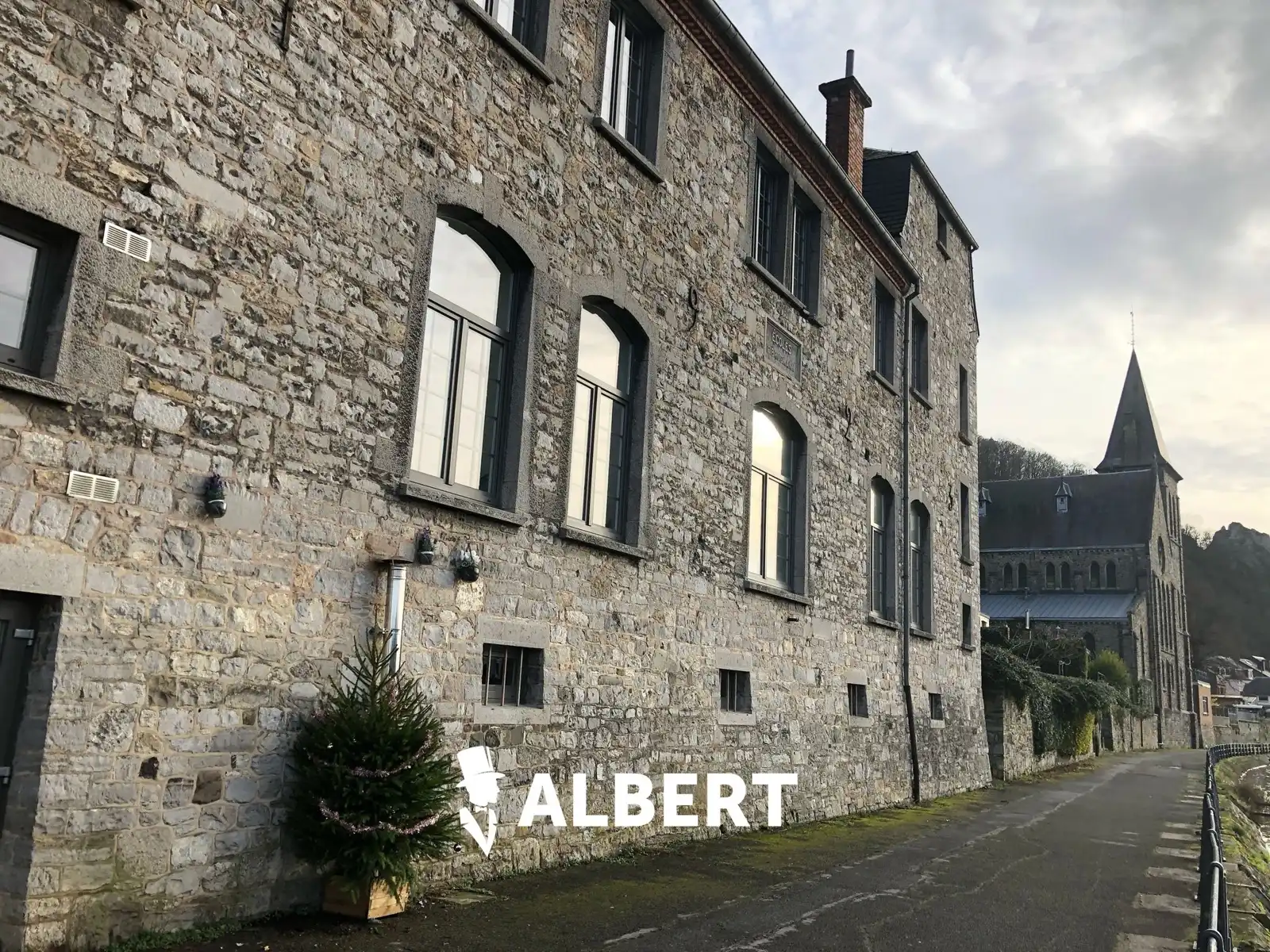 Prachtig gerenoveerde ruime woning (oude school) in Dinant! foto 33