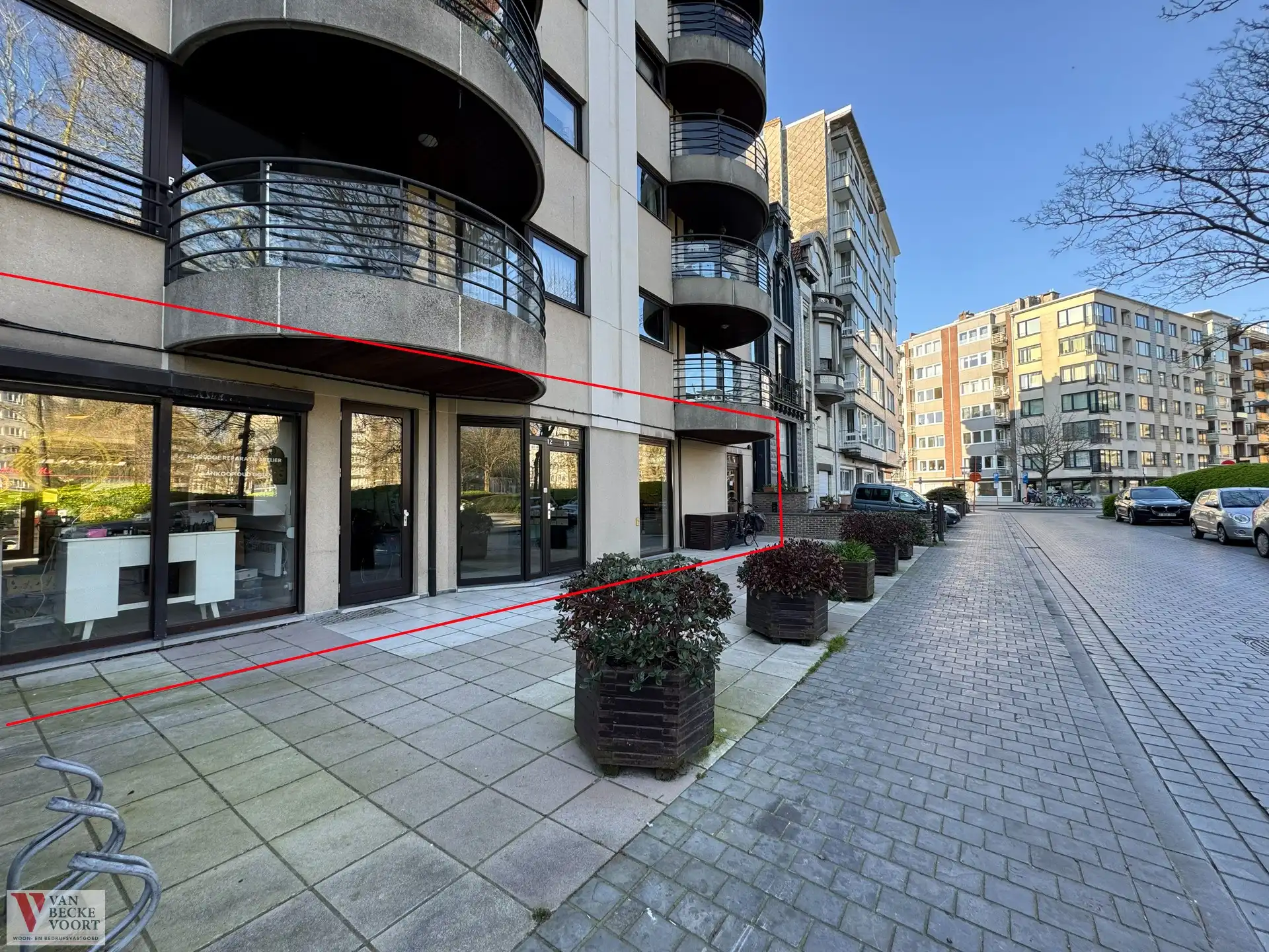 Handelsgelijkvloers 100m² foto {{pictureIndex}}