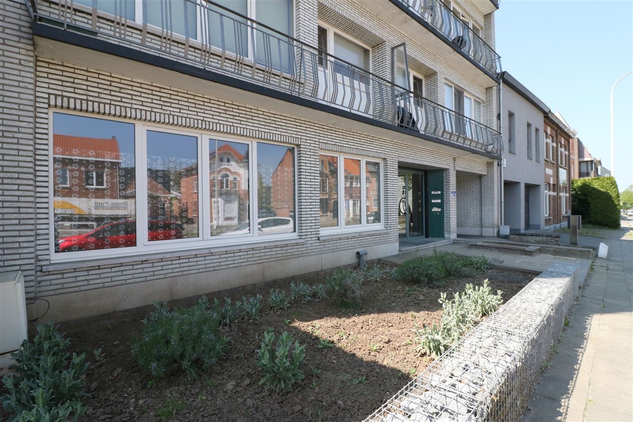 Volledig vernieuwd gelijkvloers app. met 2 slpk. en afgesloten garage foto 2