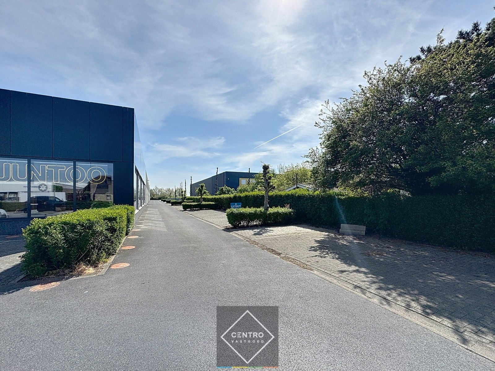 Instapklare HANDELSRUIMTE (1.200m²) met opslagmogelijkheden langs De Torhoutsesteenweg (achter "Juntoo") te Oostende! Gemeenschappelijke parkeermogelijkheid rondom de gebouwen! foto 16