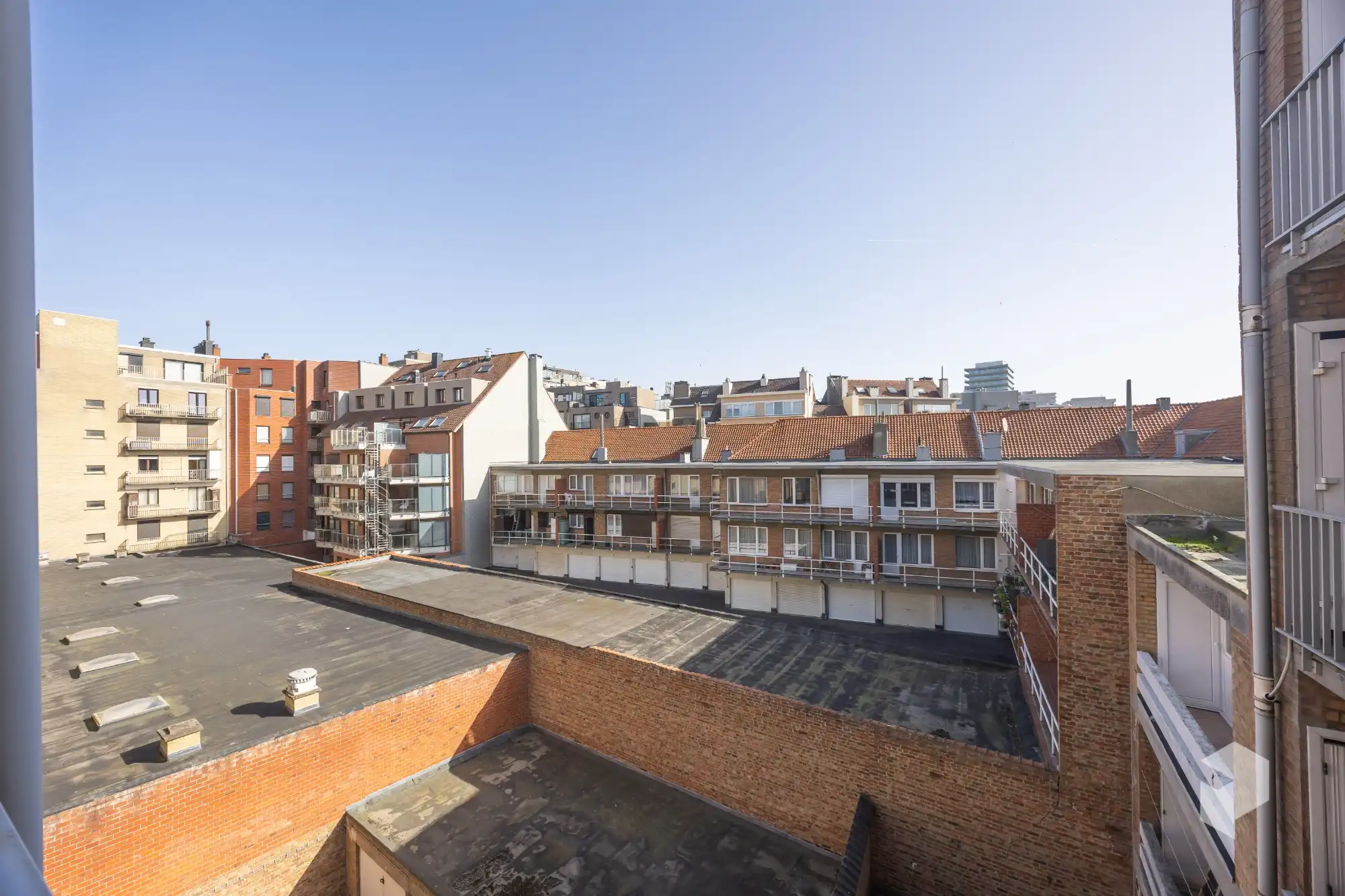 Goed gelegen ruim vernieuwd 2 slaapkamer appartement met terras en grote berging. foto 26
