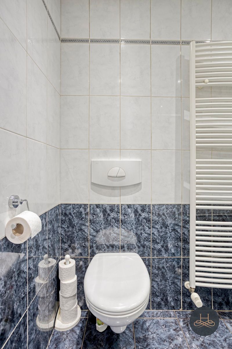 Instapklare ruime woning met tuin, oprit en royale garage foto 21