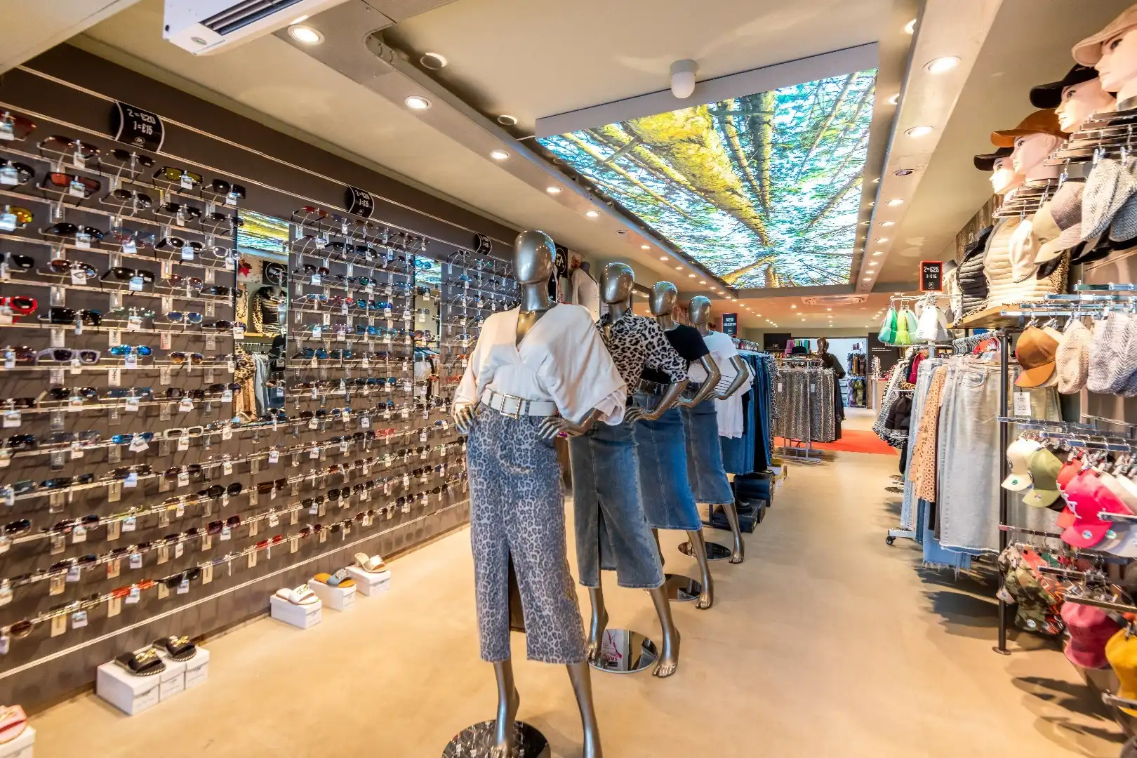 Goed gelegen handelsgelijkvloers gelegen op de Lippenslaan, vlakbij het Van Bunnenplein. foto 3