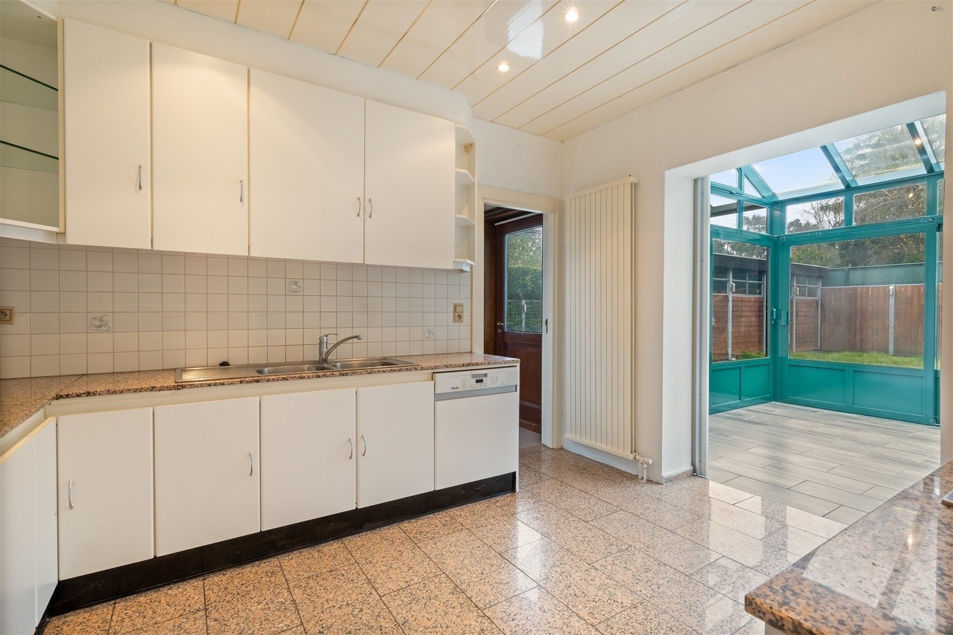 ruim en goed verzorgde woning met grote veranda  foto 7