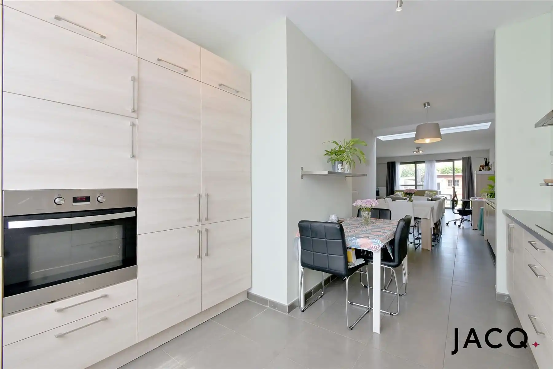 Gerenoveerde woning (2010) met 3slpk's en gezellige tuin! foto 9