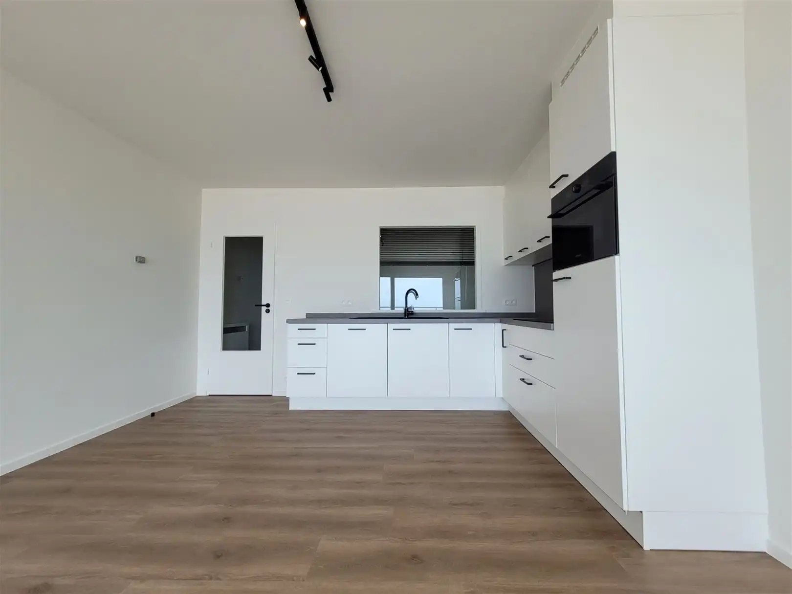 Ongemeubeld appartement met 1 slaapkamer en slaaphoek foto 8