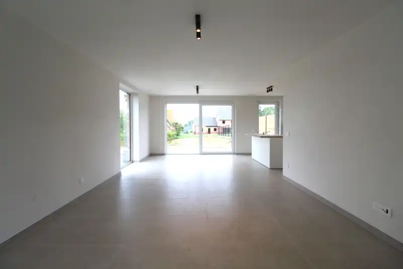 Nieuwe halfopen woning met 3 slaapkamers foto 3