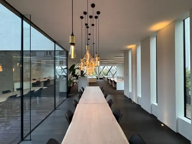 Modern gebruiksklaar gemeubeld kantoor aan de Oude Dokken ontworpen door Caan Architecten. foto 9