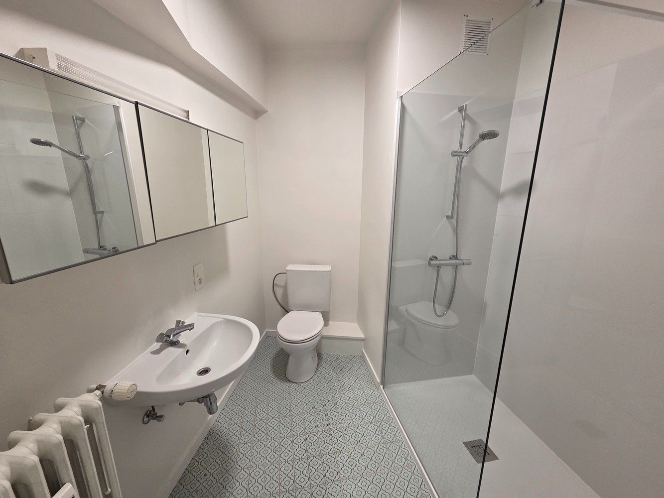 Charmante en recent gerenoveerde studio met slaaphoek en terras. foto 7