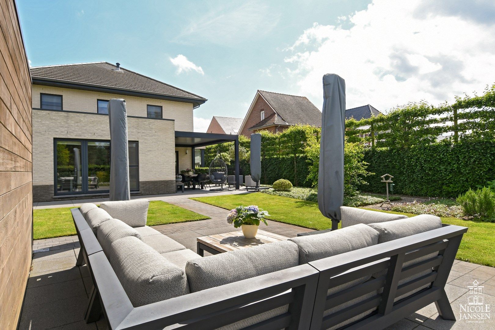 Instapklare goed onderhouden gezinswoning met mooie tuin met gezellig overdekt terras foto 24