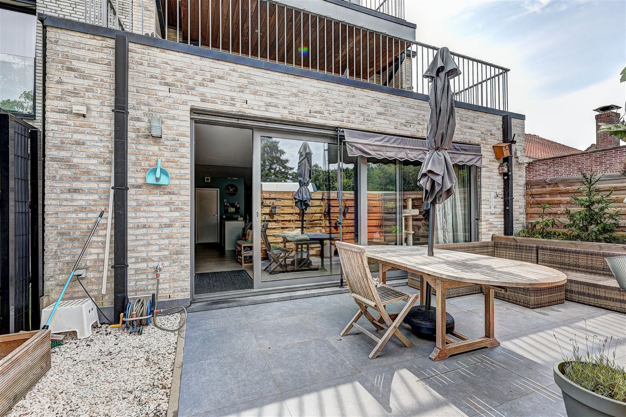 Ruim gelijkvloers appartement met terras en garage foto 14