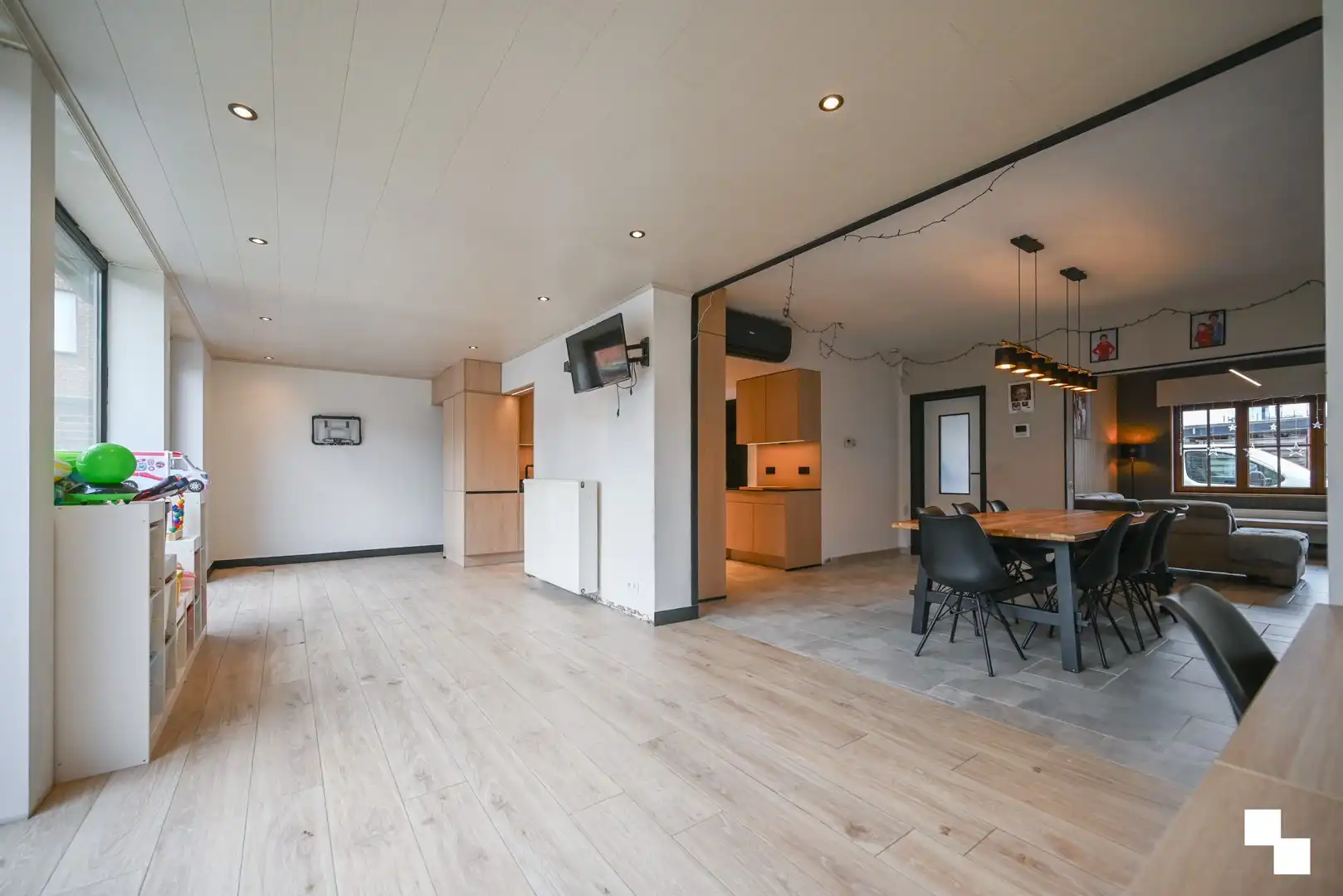 Energiezuinige, gerenoveerde gezinswoning met inpandige garage foto 12
