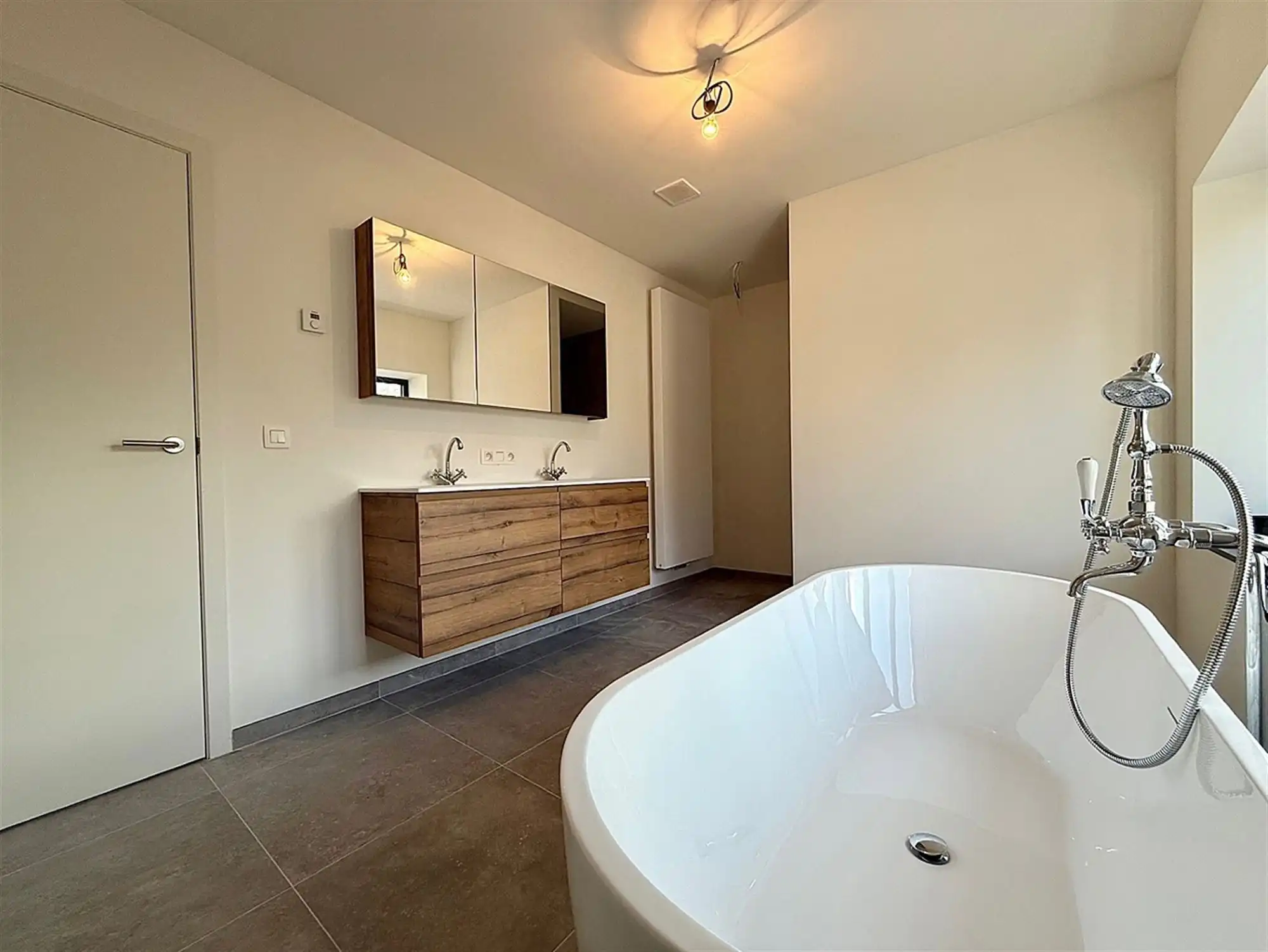 Ruime instapklare kwalitatief gerenoveerde WONING met 3 SLAAPKAMERS & TERRAS foto 17