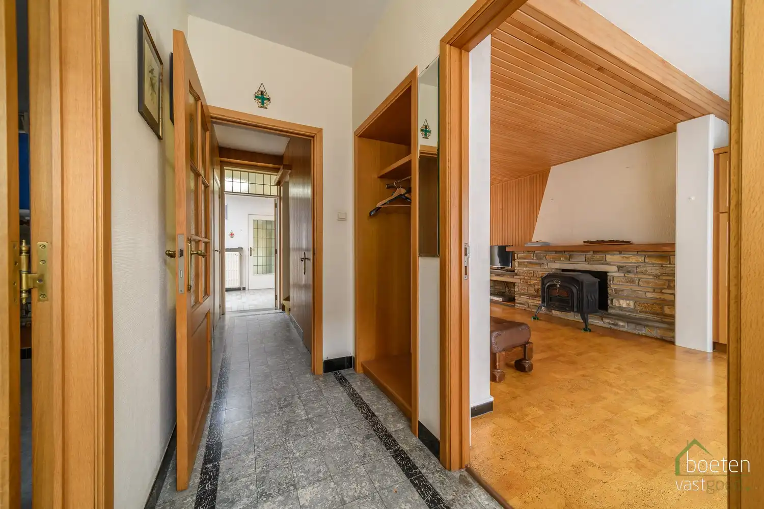 ROESBRUGGE: Ruime maar te moderniseren rijwoning met 4 slpks., grote garage en gezellige tuin op 492m² grondopp. foto 3