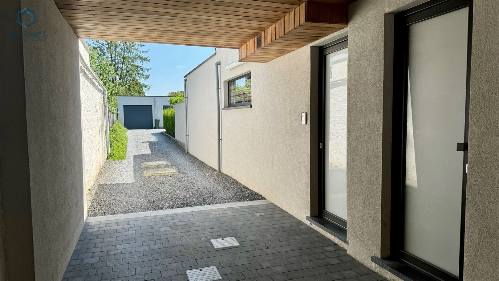 INSTAPKLAAR GELIJKVLOERS APPARTEMENT MET 2 SLKS, TUIN EN GARAGE! foto 4