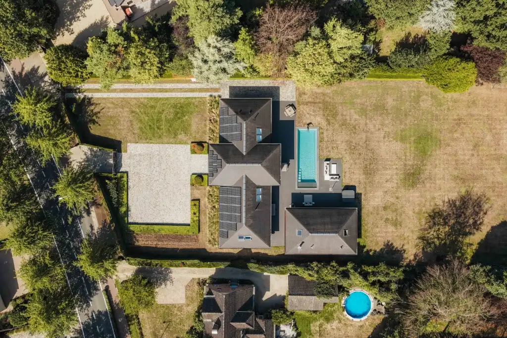 Imposante villa (BJ 2015) met onder meer een buitenzwembad en een sfeervol ingericht bijgebouw met sauna foto 14
