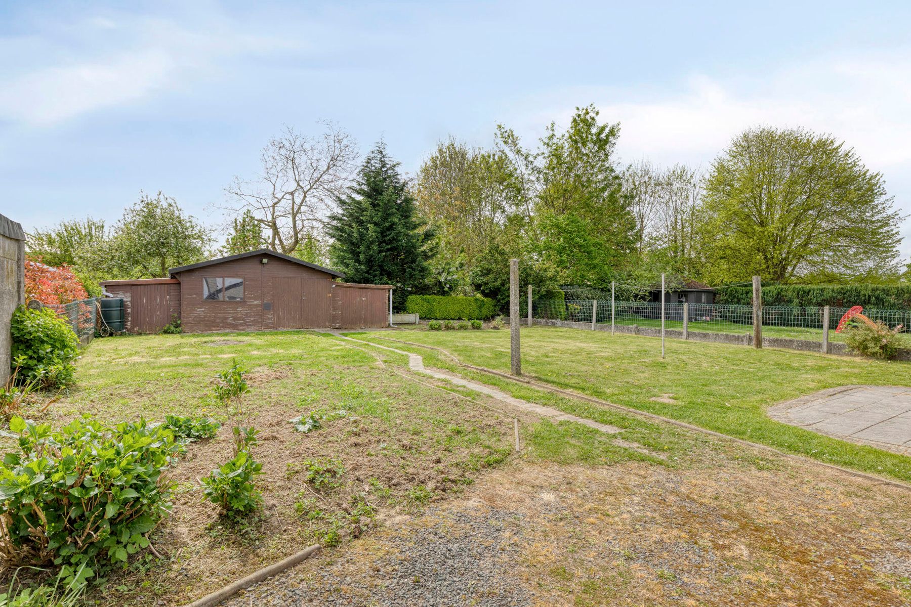 Goed gelegen villa met 3 slaapkamers, garage en tuin foto 17