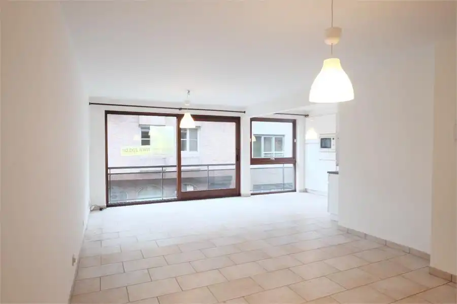 Ruim en lichtrijk appartement met 2 slaapkamers te huur in centrum Izegem foto 3