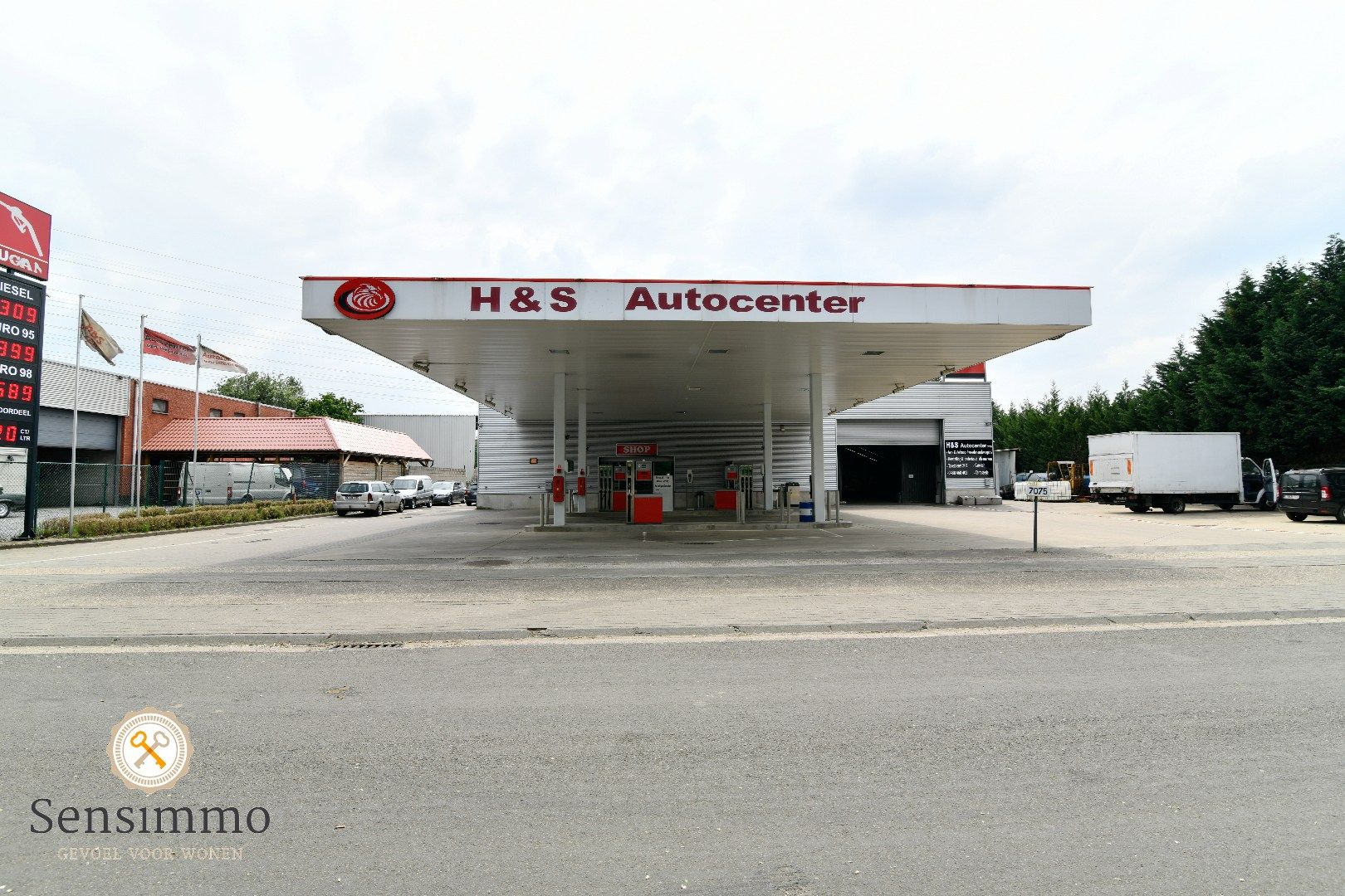 Tankstation met winkel, onderhoudsgarage op grens Genk-Zutendaal foto {{pictureIndex}}