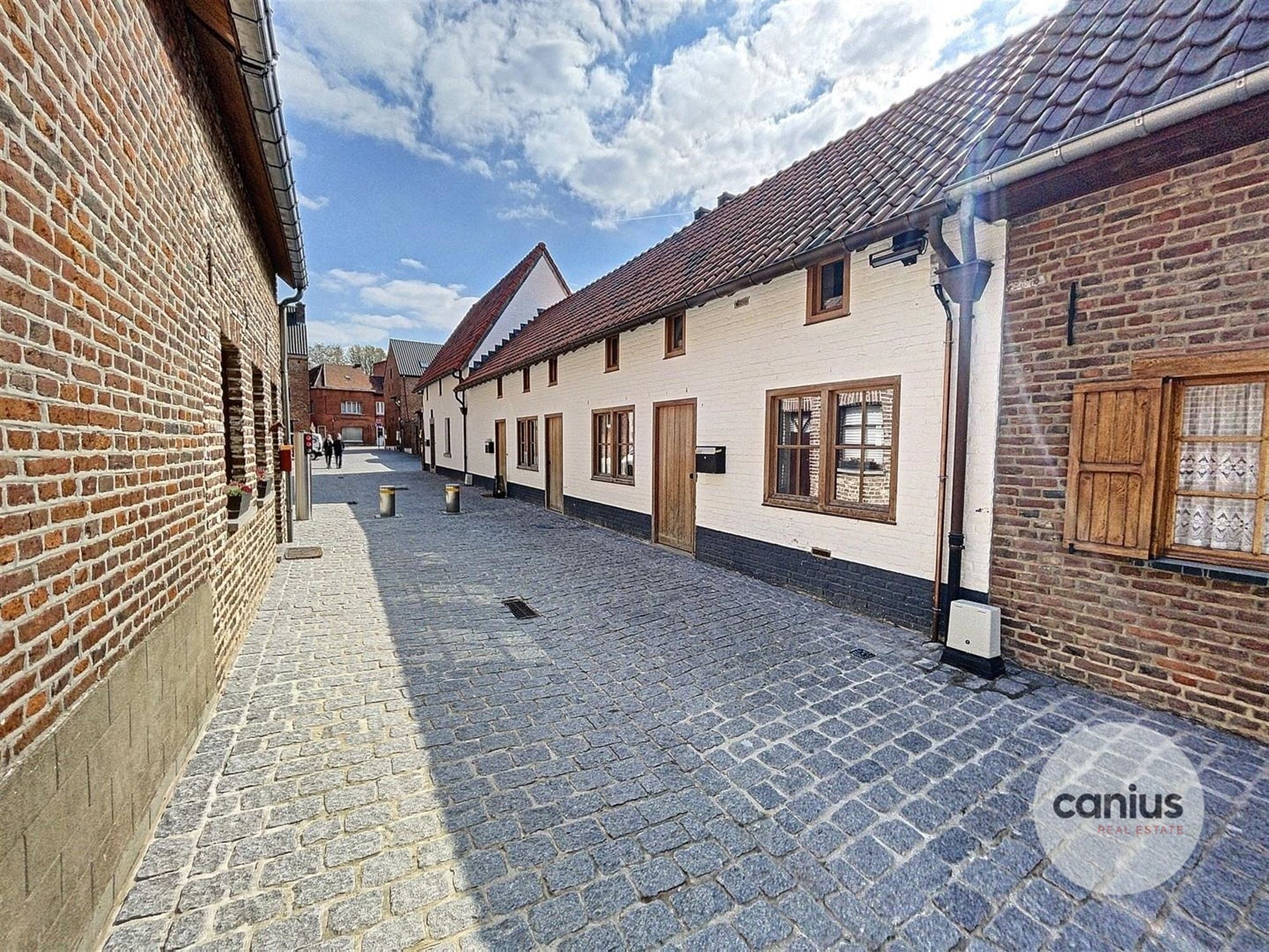KARAKTERVOLLE GEMEUBELDE WONING MET 1 SLK + TUIN foto {{pictureIndex}}