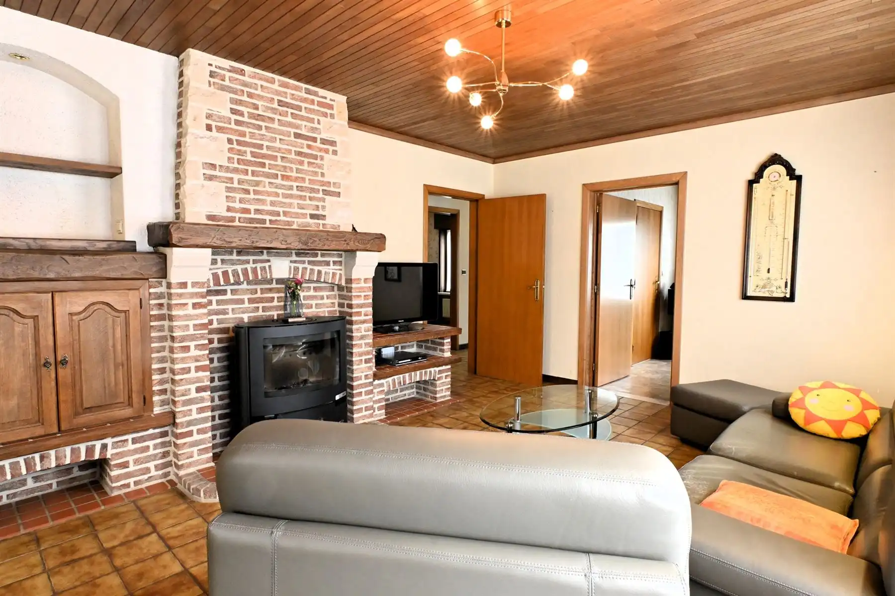 Ruime woning met 4 slaapkamers en grote garage foto 4