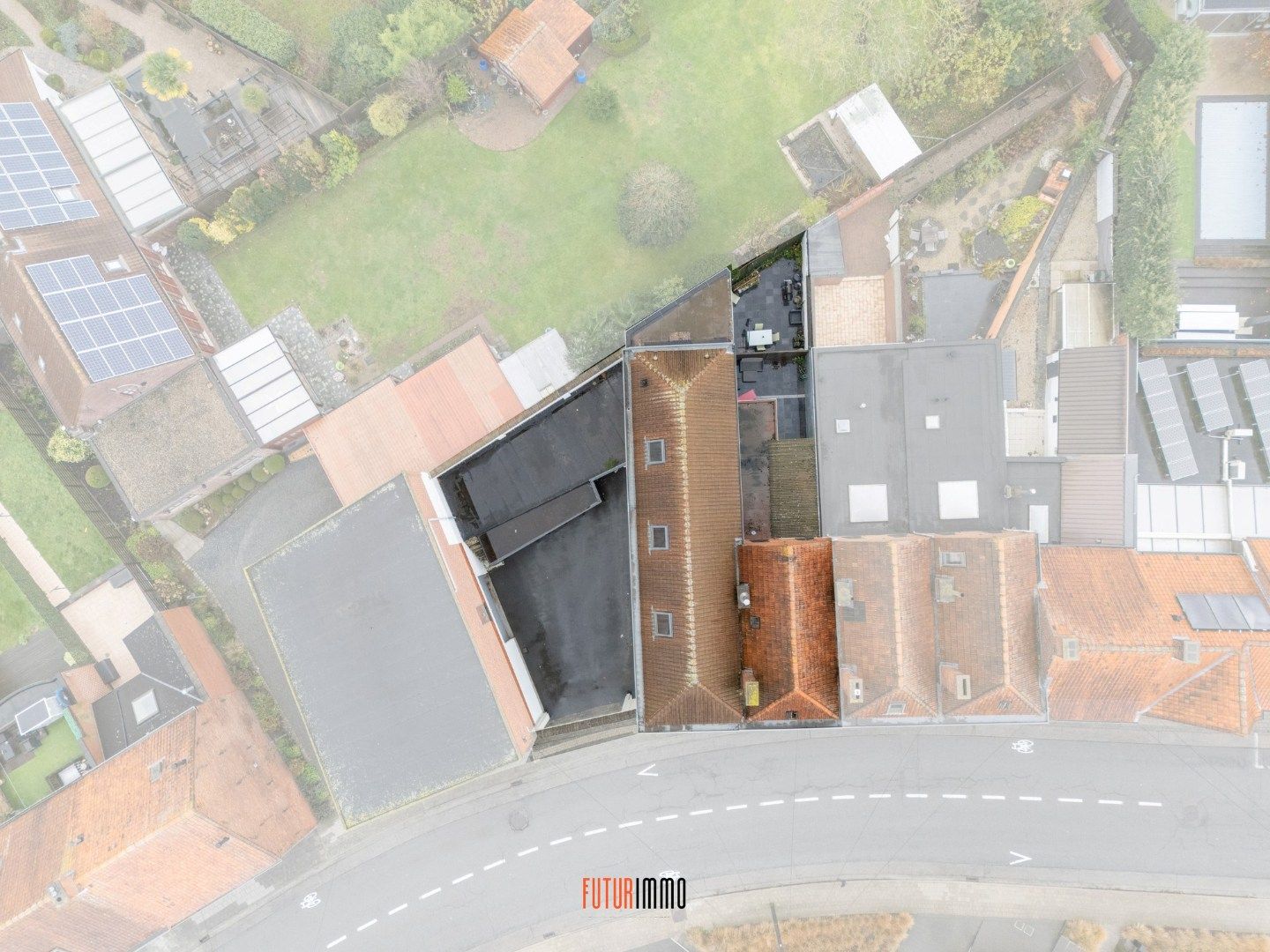 Polyvalente duo-woonst met 2 garageboxen en koer foto 3