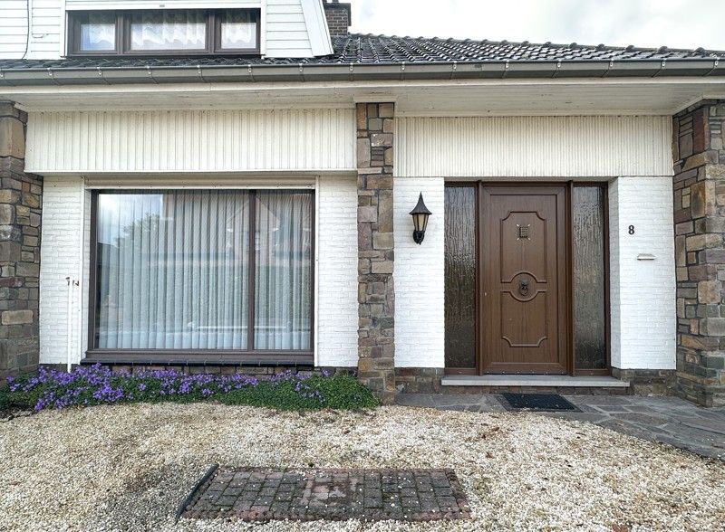 Halfopen bebouwing met oprit, garage en koer foto 2