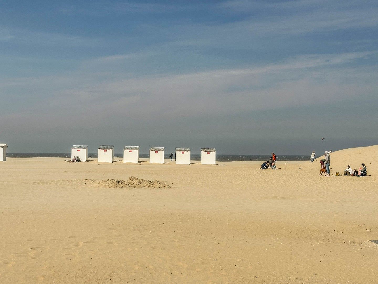 Instapklare studio nabij de dijk, het strand en de zee. foto 9