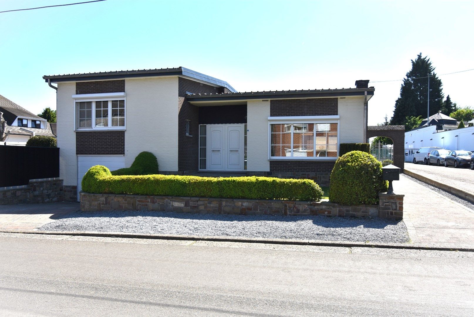 ** WACHTLIJST VOLZET **Verzorgde vrijstaande woning met 3 slaapkamers vlakbij centrum Hoeselt foto {{pictureIndex}}