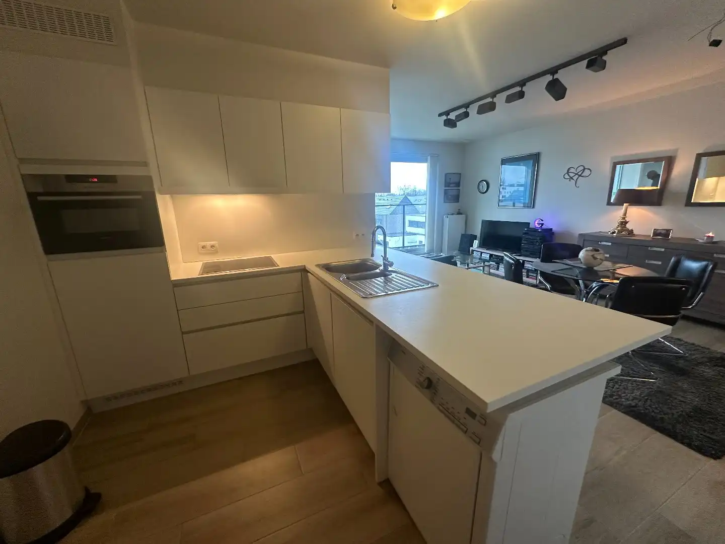 Modern 1-slpk app met terras en staanplaats foto 4