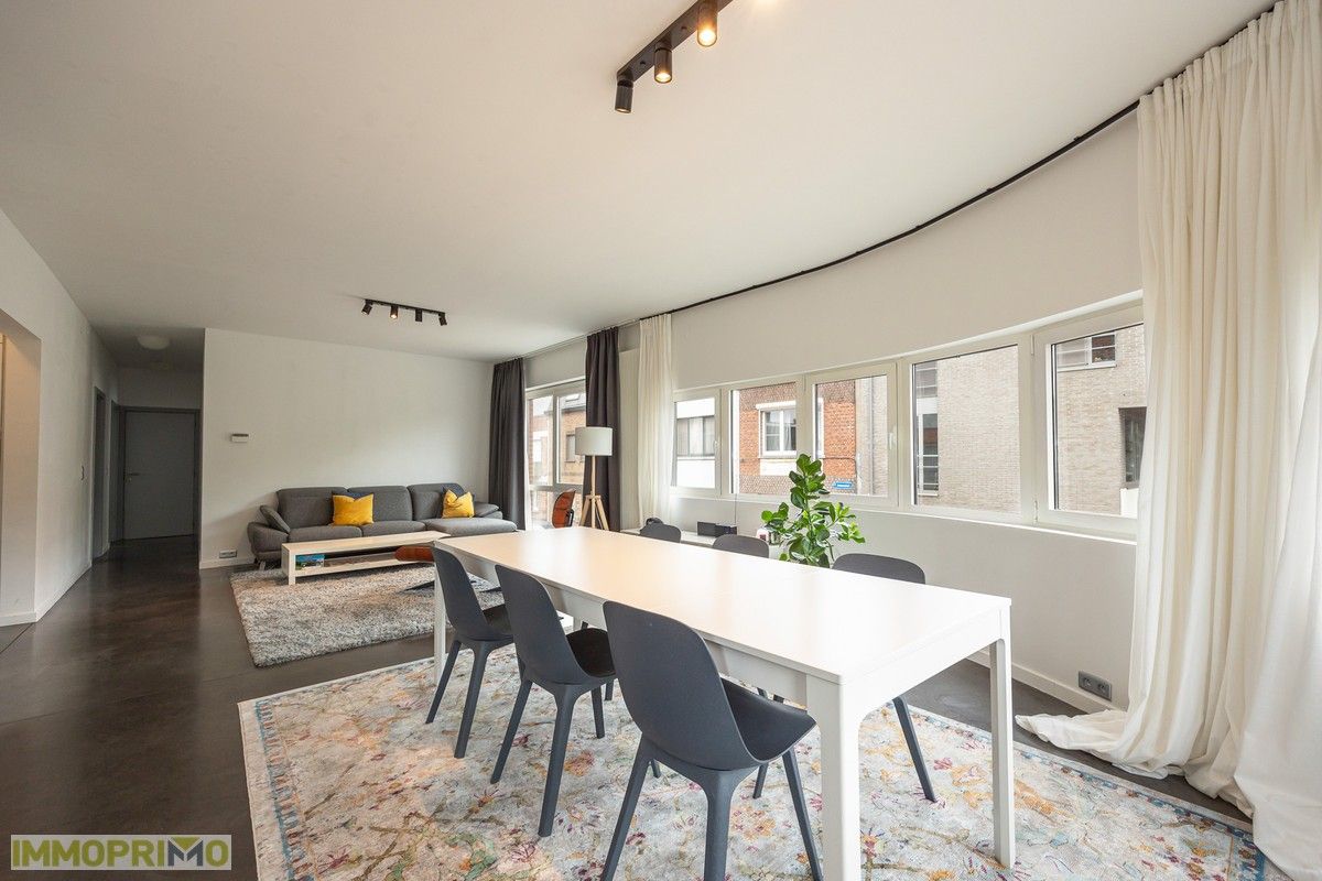 Ruim appartement met 3 slaapkamers en terras van 12 m2. foto 3