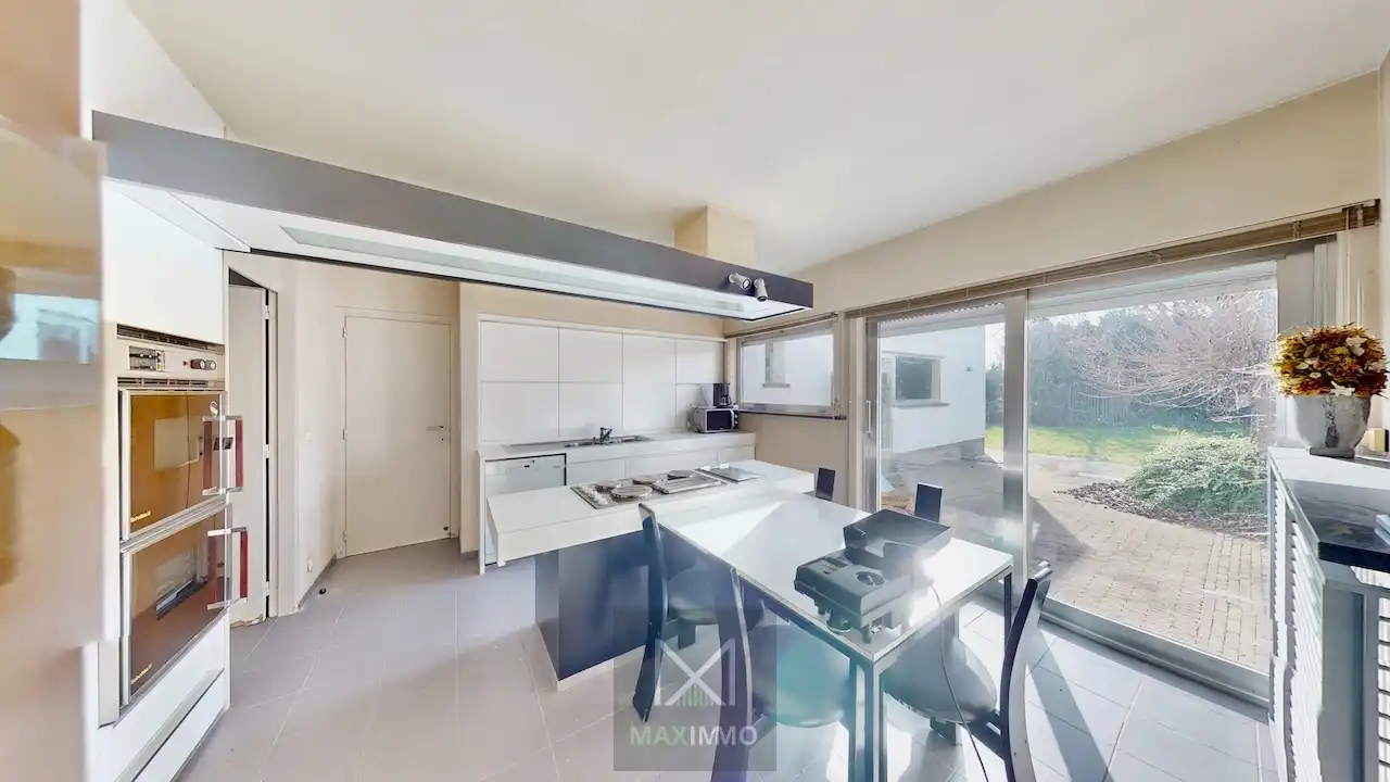Instapklare gezinswoning met 3 slaapkamers, dubbele garage, ruim atelier en zonnige tuin in Rekkem foto 8