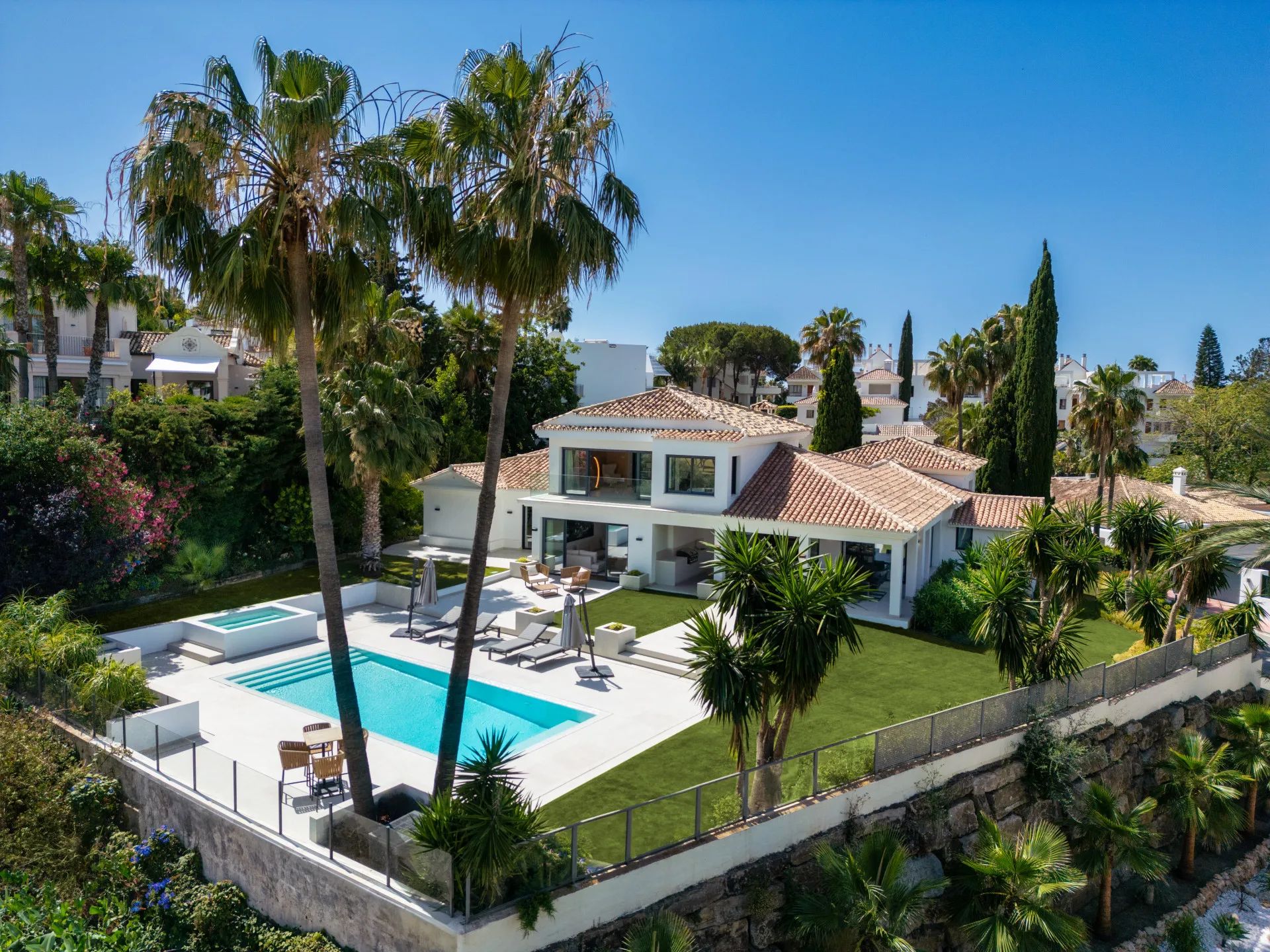 Exclusieve kans: luxe villa aan de frontline van Los Naranjos Golf! foto {{pictureIndex}}