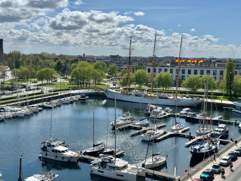 Fenomenaal uitzicht over de Yachthaven vanuit dit instapklaar 2 slpk app. foto 1