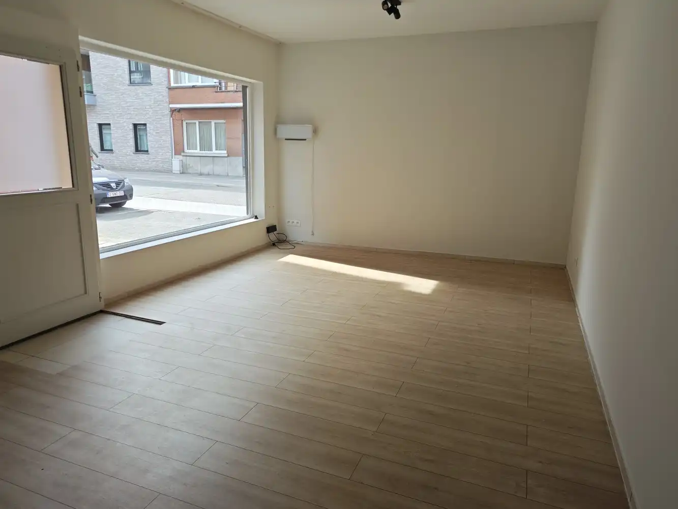 Gerenoveerde kantoorruimte met opslag foto 3