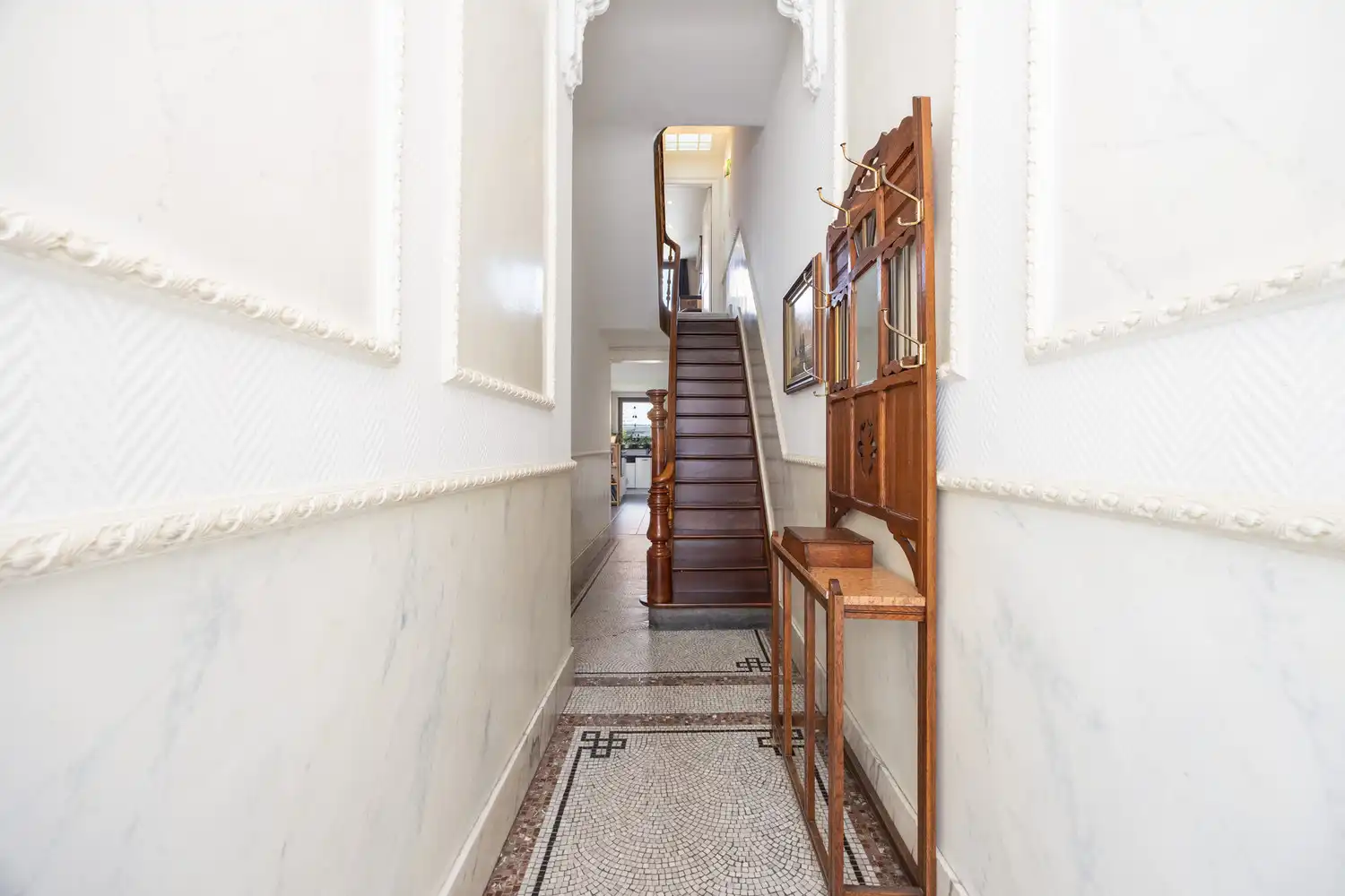 Karaktervolle, instapklare herenwoning met heerlijke stadstuin op toplocatie te Antwerpen-Zuid foto 3