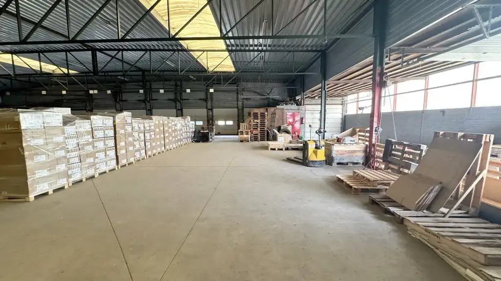 Loods met kantoor te huur nabij E313 in Wommelgem foto 3