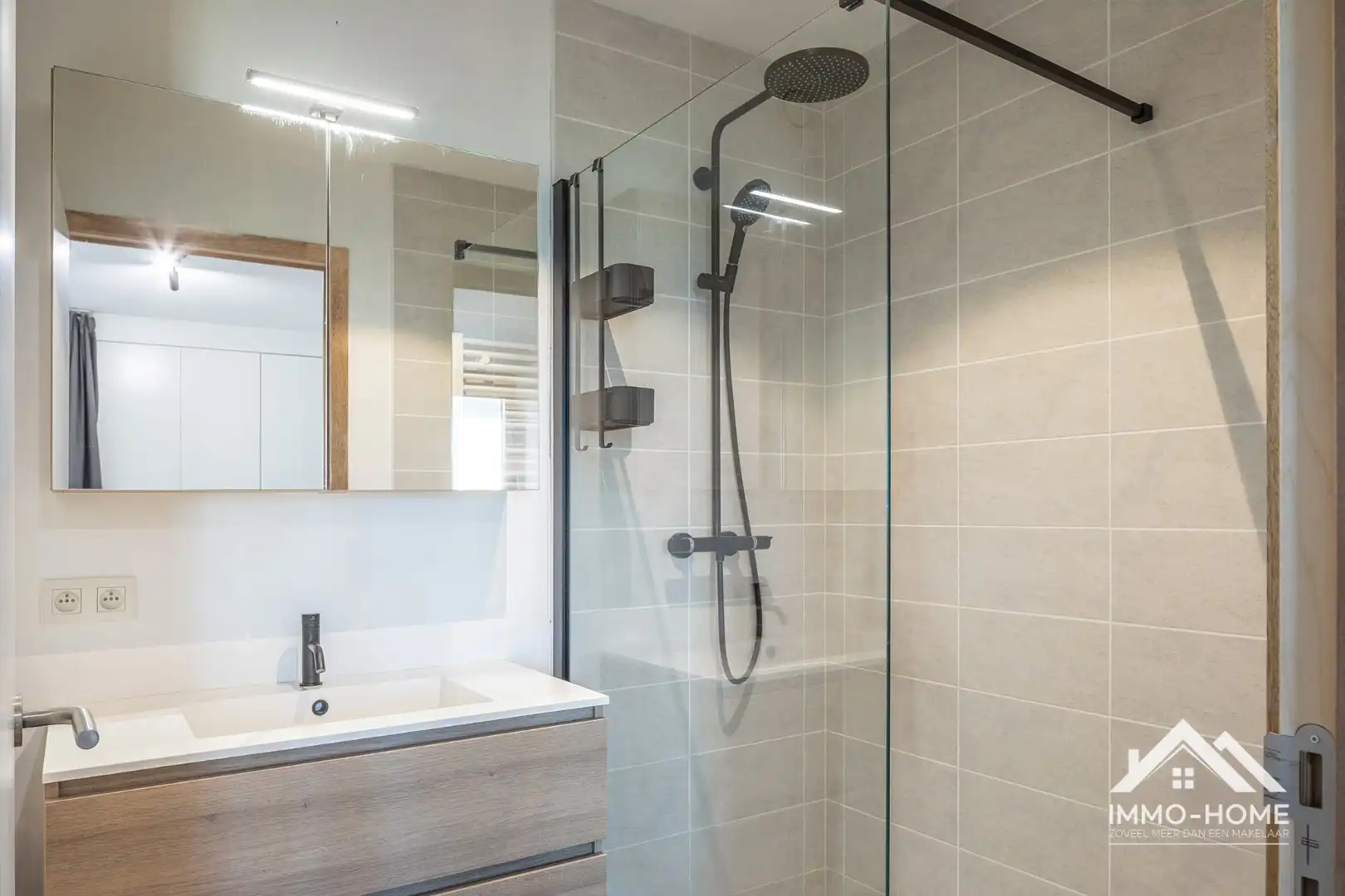 Instapklaar modern appartement met autostaanplaats foto 10