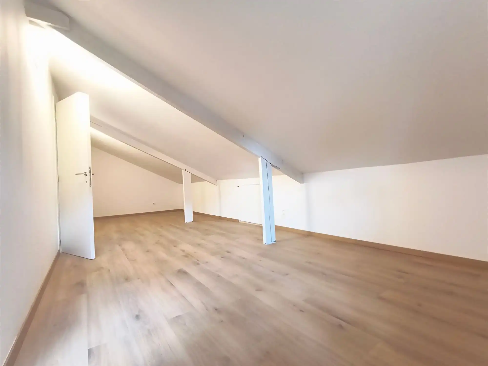woonhuis -totaal gerenoveerd- met 2 slaapkamers, oprit en garage foto 15
