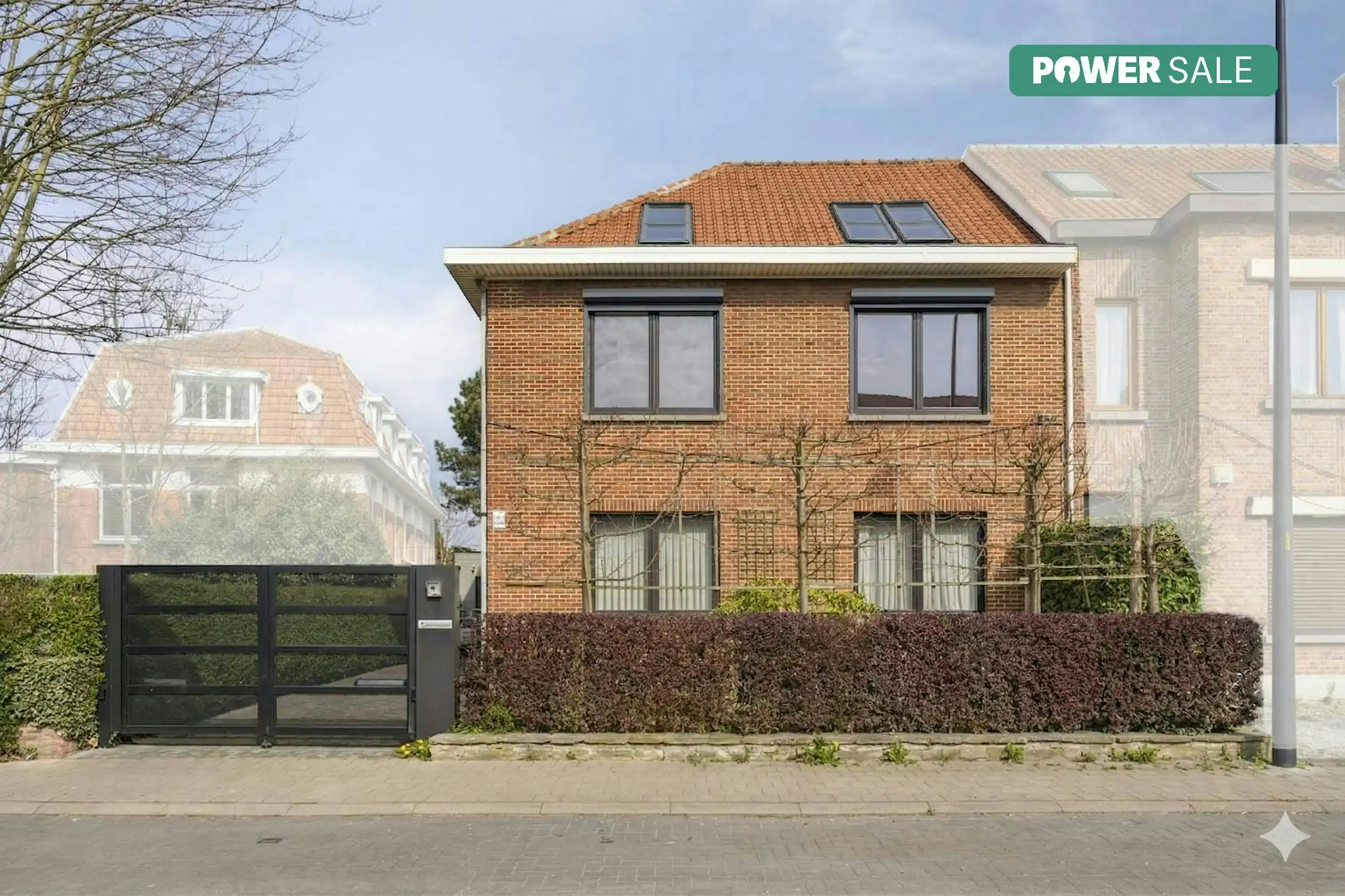 Driegevel huis met 4 slaapkamers, garage en tuin in Wemmel  foto {{pictureIndex}}
