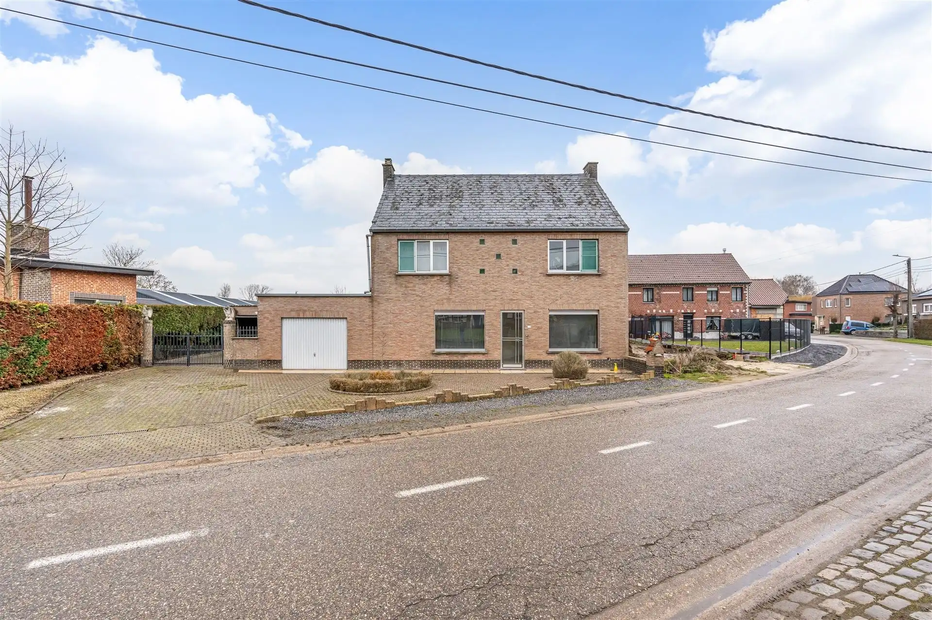 Renovatiewoning met garage en tuin. foto 25