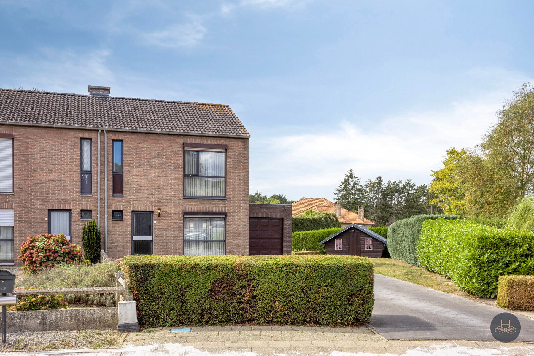 Hoofdfoto van de publicatie: Halfopen gezinswoning met garage in rustige buurt