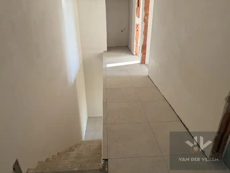 Ruime en volledig afgewerkte half open BEN-woning met 3 slaapkamers te bewonderen in het gezellige Kermt foto 9