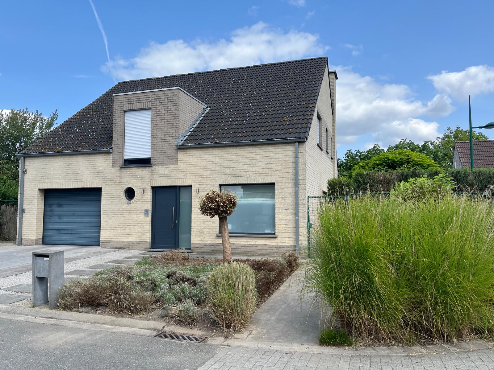 Zeer ruime woning met tuin en garage foto {{pictureIndex}}