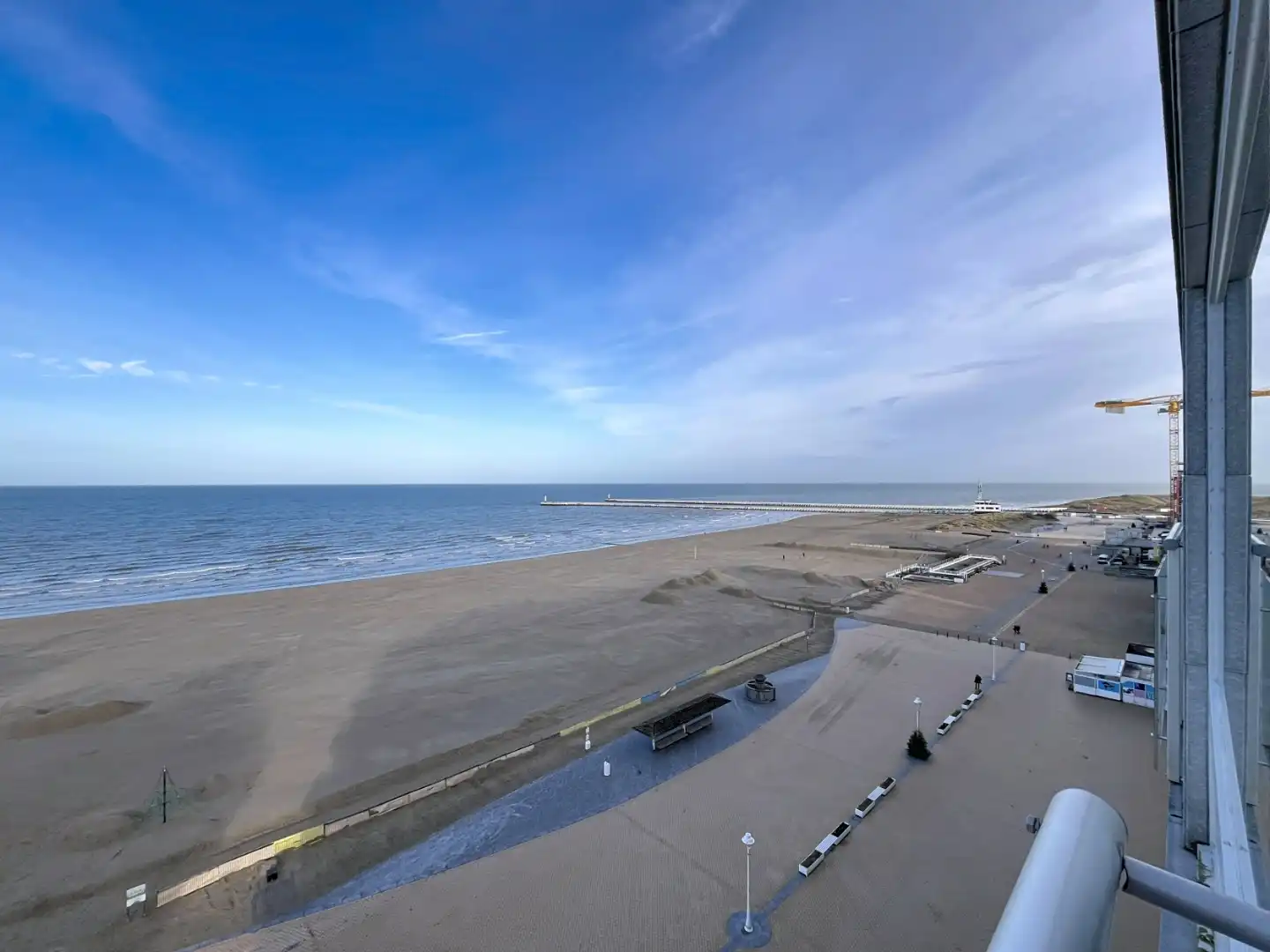 Gerenoveerd  twee slaapkamer appartement met frontaal zeezicht én centrale ligging foto 10