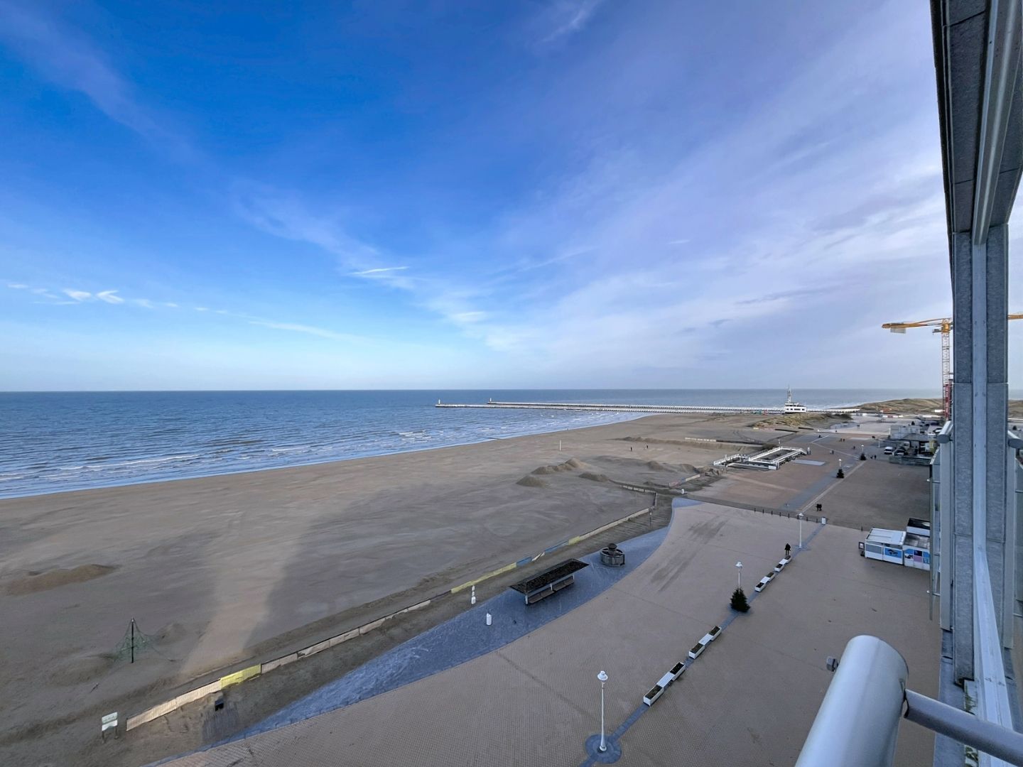 Gerenoveerd  twee slaapkamer appartement met frontaal zeezicht én centrale ligging foto 10