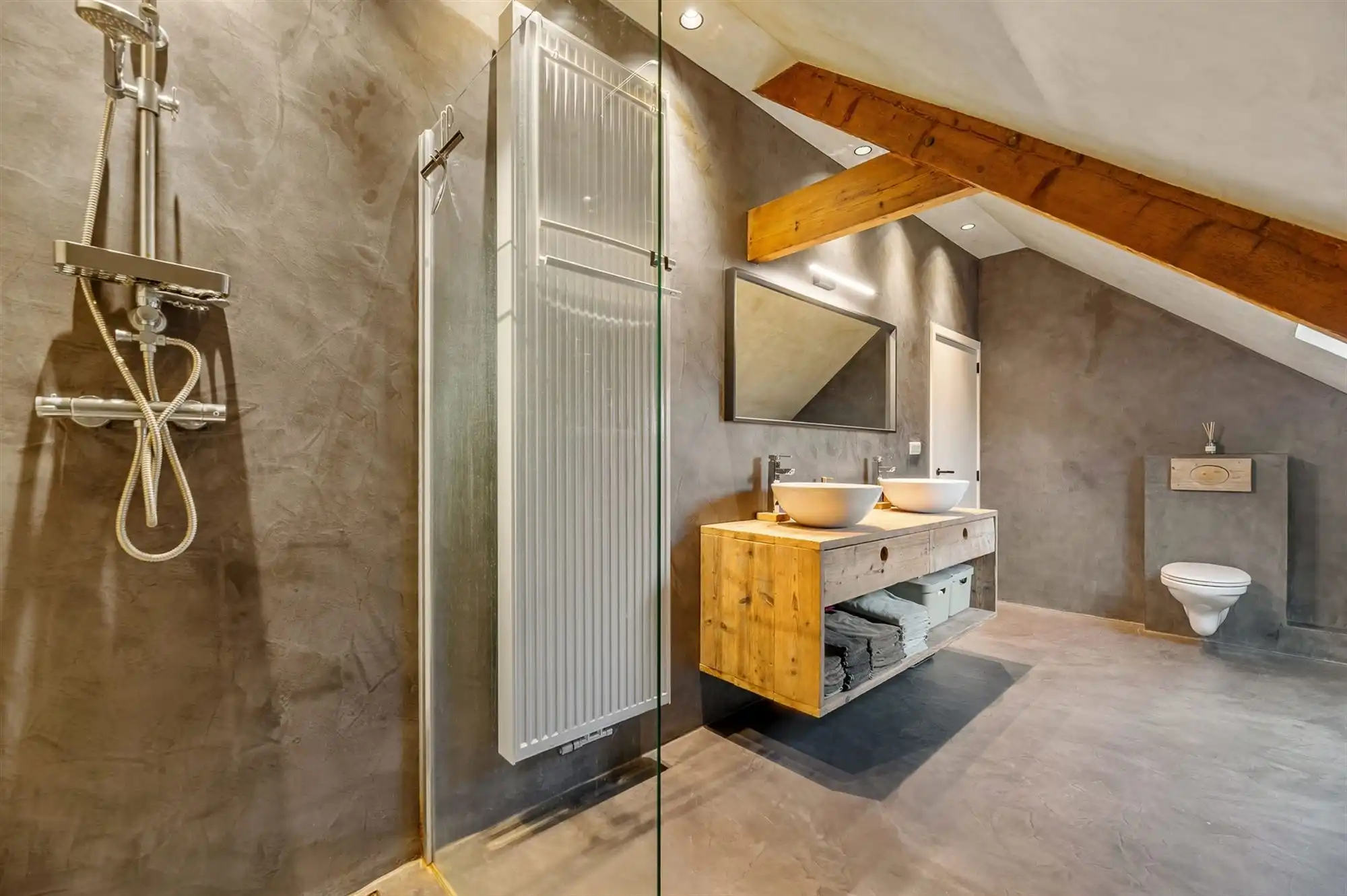 PRACHTIG GERENOVEERDE WONING MET RUIME GARAGE OP IDEALE LIGGING! foto 18