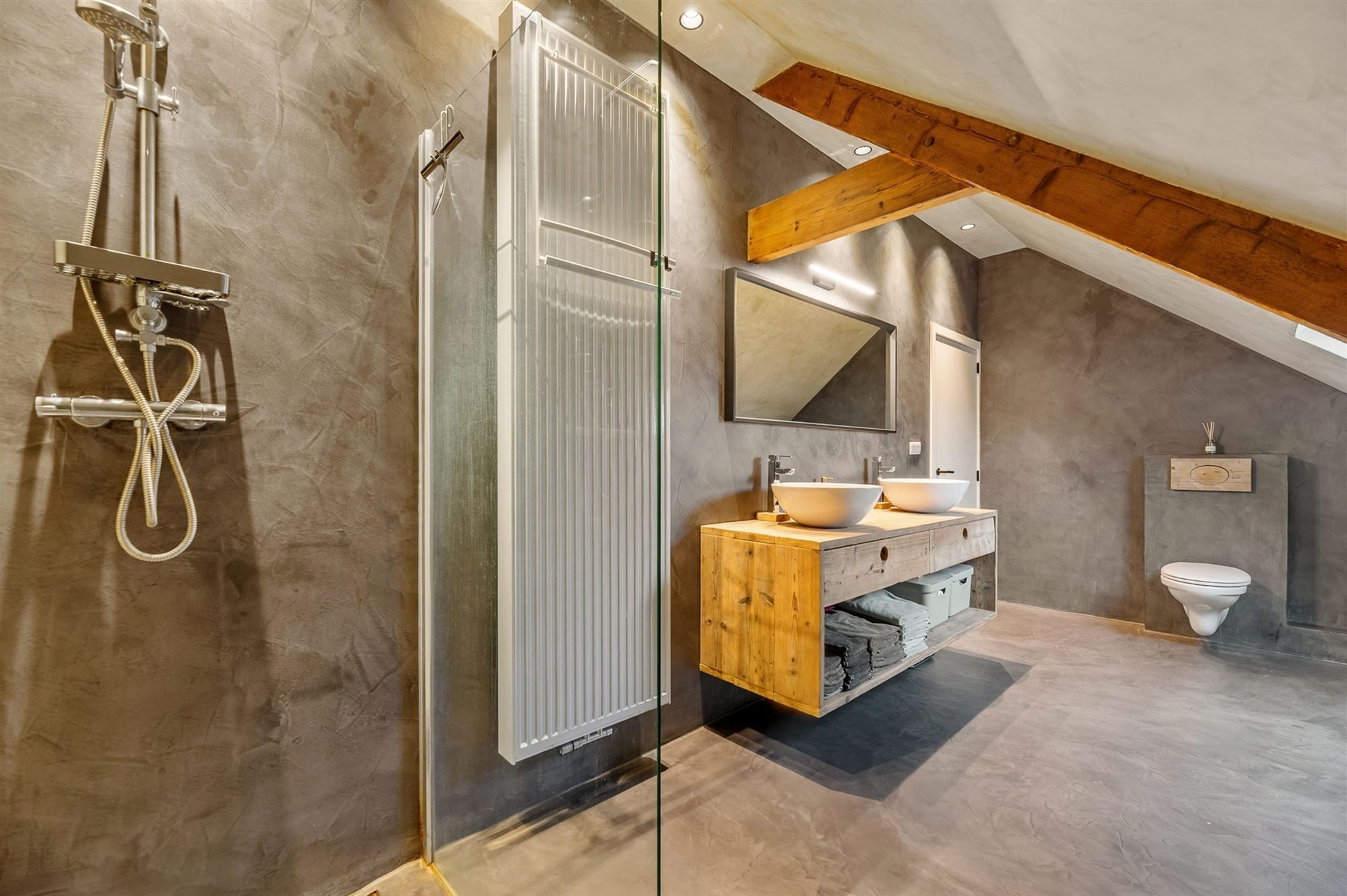 PRACHTIG GERENOVEERDE WONING MET RUIME GARAGE OP IDEALE LIGGING! foto 18