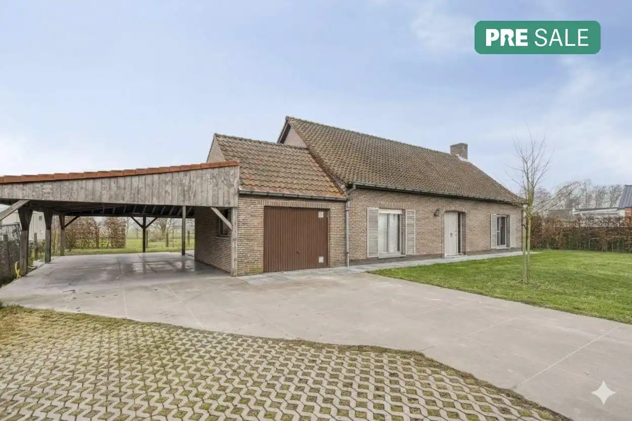 Instapklaar huis met ruime tuin te koop in het landelijke Aarsele foto {{pictureIndex}}